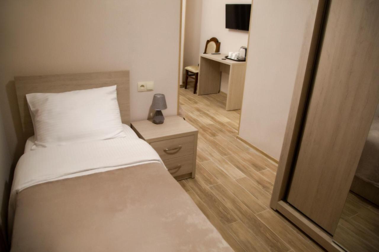 Family Hotel Triston Тбілісі Екстер'єр фото